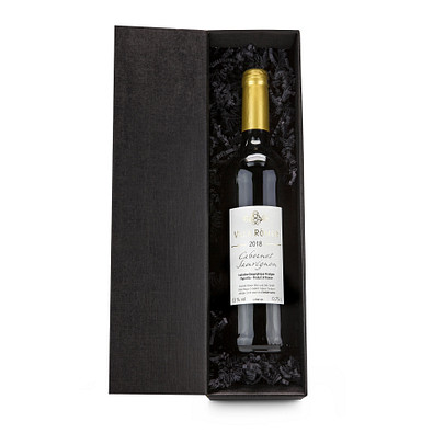 Rotwein im schwarzen Geschenkkarton