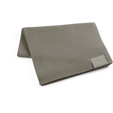 SERENITY. Schal aus recyceltem Polyester (100 % rPET) mit Aufnäher zur individuellen Veredelung, Hellgrau