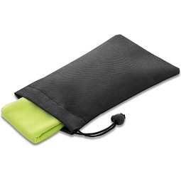 BERNAL. Sporthandtuch aus recyceltem Polyester (100% rPET) dient zur Erfrischung mit Vliesstoffbeutel, Hellgrün