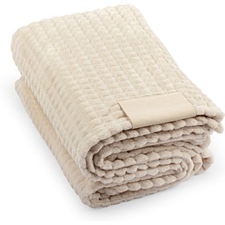 CELINE. Decke aus recyceltem Polyester (100 % rPET) mit einem Aufnäher zur individuellen Veredelung, Beige