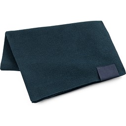 SERENITY. Schal aus recyceltem Polyester (100 % rPET) mit Aufnäher zur individuellen Veredelung, Dunkelblau